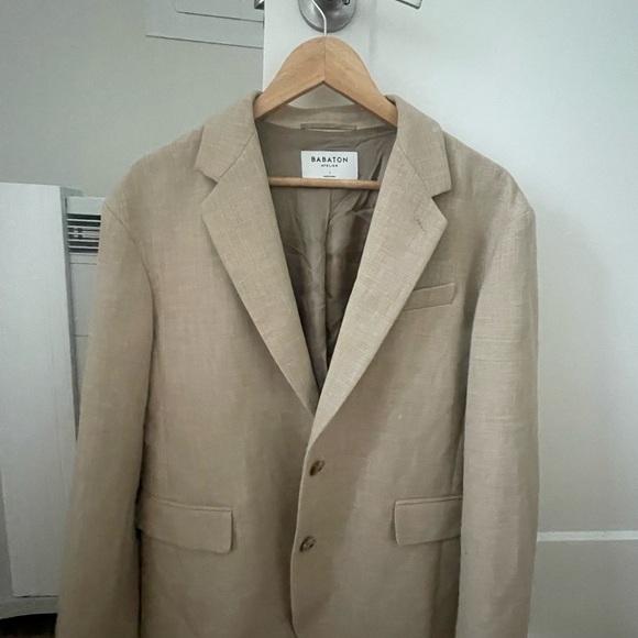 Aritzia oversized blazer - fits oversized for a average size 6-8 fit - Picture 4 of 5